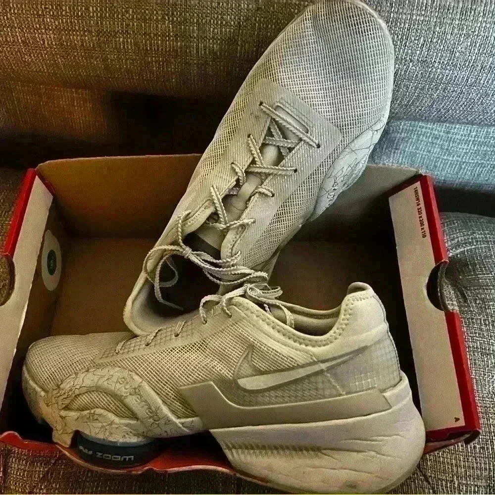 Womens Nike Shoes - size 10 - Picture 2 of 3